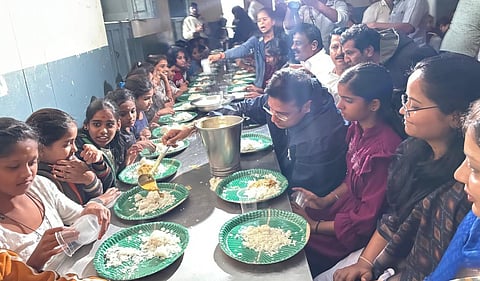 The minister eating with students