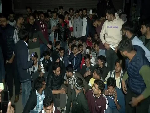 Students protesting outside Utkarsh Coaching Centre, Jaipur, demanding immediate action after a suspected gas leak led to fainting incidents
