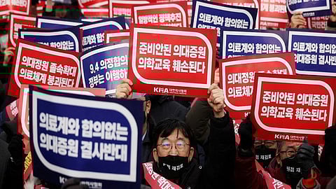 South Korea: Gov’t fixes cap of new medical students to 3,000 per year 13 months after doctors’ walkout