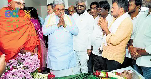 Chief Minister Siddaramaiah pays his last respects to Karnataka’s forest ambassador Salumarada Thimmakka in Bengaluru on Friday