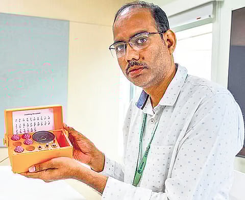 A low cost device uses sensors and audio feedback to support Braille practice