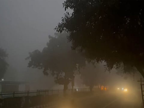 Dense fog chokes Delhi as AQI hits 402, air quality turns 'severe'