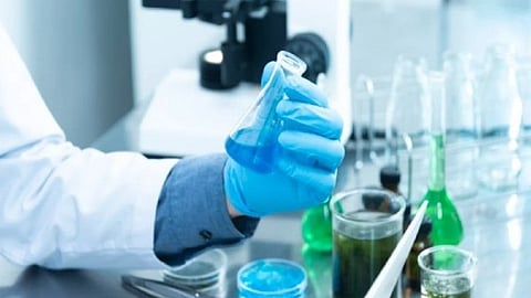 A new sprayable powder rapidly stops severe bleeding by forming an instant gel barrier