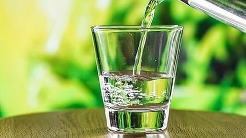 The guidelines recommend a total daily fluid intake of about 3.7 litres for healthy adult men and around 2.7 litres for women, including fluids from all sources.