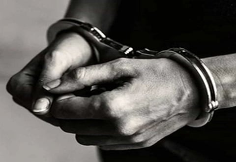 Bihar: Revenue employee caught red-handed taking Rs 35,000 bribe in Nawada (Photo: IANS)