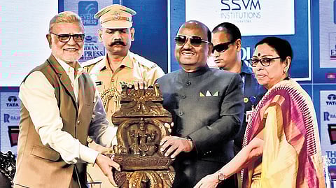 TNIE Editorial Director Prabhu Chawla and Editor Santwana Bhattacharya presenting a memento to West Bengal Governor Dr CV Ananda Bose at ThinkEdu Conclave