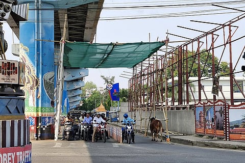 Motorists waiting under a temporary shed at a traffic signal in Sambalpur.