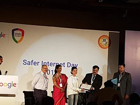 Nitika Gadura receiving her prize