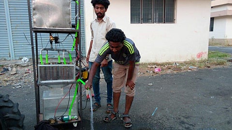 Kerala engineering students create a device to turn atmosphere vapor into drinking water