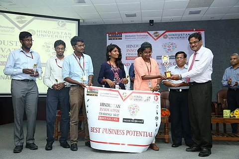 Vinusha and her team receiving the award for their design
