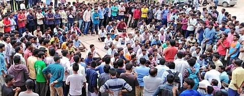 250 students of this school, in which about 526 women students from Class VI to Class XII are studying, took part in the sit-in protest staged in front of the school