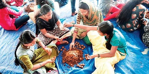 The students of Sai Gramam preparing seed flags (Pic: TNIE)