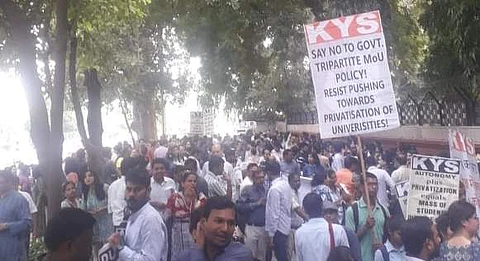 The protest began at 12.30 pm (Pic: Hariom Prabhakar)