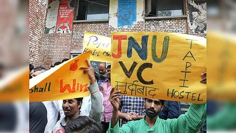 The students have been protesting since 10 am in the morning (Pic: JNUSU)