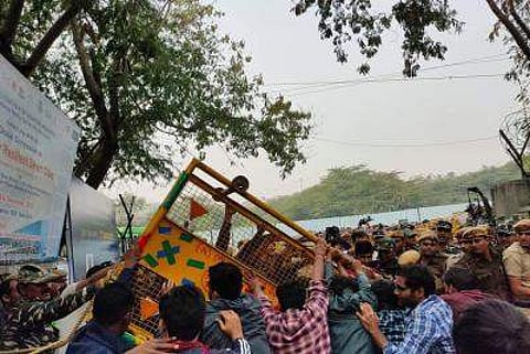 The students clash with the Delhi Police (Pic: JNUSU)