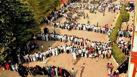 Indians waiting in line to withdraw cash (Pic: PTI)
