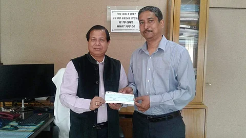 Dr Suman Kumar Dhar hands over the cheque of Rs 2.5 lakhs to the Vice-Chalcellor of Kalyani University (Pic: Dr Suman Kumar Dhar)