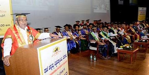GT Devegowda was all praises for Prime Minister Narendra Modi while delivering a speech at the convocation (Pic:Express)