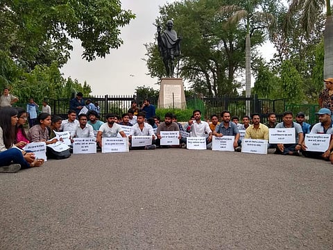 DU students protesting against the new syllabi