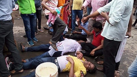 Students who were injured in the clash are being given first-aid (Pic: SFI)