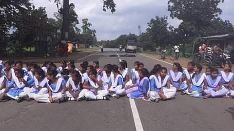 Students protest on NH 326 in Odisha's Malkangiri (Pic: Express)