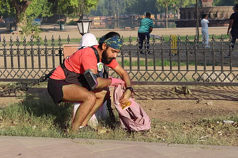 Ripu Daman Bevli picking the trash on the streets (Pic: Facebook page)