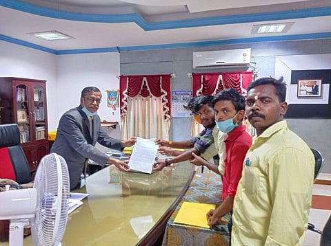 ABVP members with Manonmaniam Sundaranar University Vice-Chancellor (Pic: L Muthuramalingam, ABVP)
