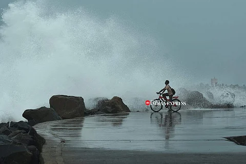 Rough tides hit Kasimedu harbour as cyclone Nivar approaches| Pic: TNIE