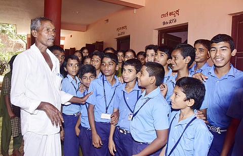 Harekala Hajabba at his school with children (Pics: Rajesh Shetty Ballalbagh)