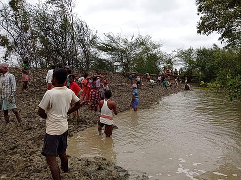 Villagers work together to rebuild the embankments (Pic: Rajesh Kumar Shaw)