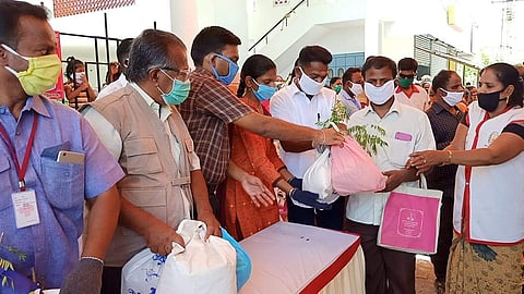 Nethra and her family distributing food (Pics: Nethra M)