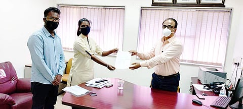ABVP representatives submit the letter to Dr Vinod Patil| Pic: ABVP