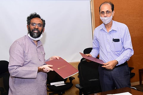 MSR Prasad (Right), Director General, Missiles and Strategic Systems (MSS), exchanging the MoU with Prof BS. Murty (Left), Director, IIT Hyderabad
