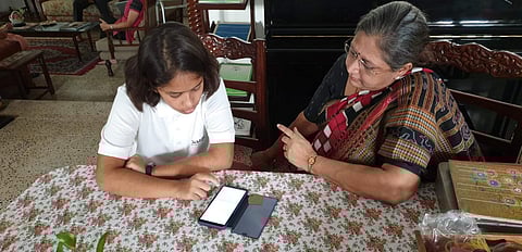 Tanvi Arvind teaches a senior citizen how to use her device (Pic: Tanvi Arvind)