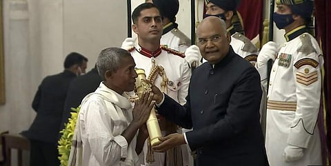 Harekala Hajabba receiving the Padma Shri from President Ram Nath Kovind
