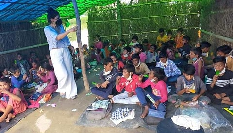 The teachers with their students (Pic: Ommcommnews)