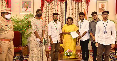 JNTUH students met Telangana Governor Tamilisai Soundararajan on Sunday, Oct 23 | Pic: Sourced
