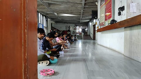 SAU students stage begging protest | (Pic: Sourced)