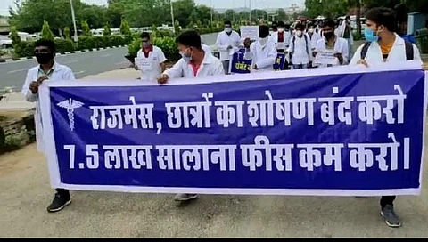 Protest by Rajasthan medical students over management quota seats | (Pic: Sourced)
