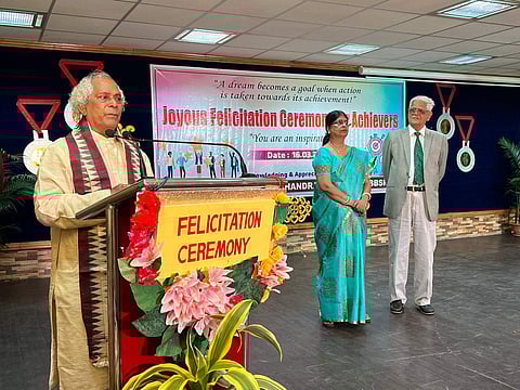 Padma Vibhushan Sudarshan Sahoo speaking at the event | (Pic: DAV Chandrasekharpur)
