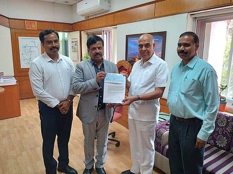D Prabhakar Rao, Chairman & MD, TSTRANSCO and TSGENCO handing over the cheque to Prof D Ravinder, VC, Osmania University | Pic: OU