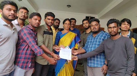 JNTUH students meeting with Education Minister Sabitha Indra Reddy | (Pic: @Vamshi76196752 and @examupdt Twitter handles)