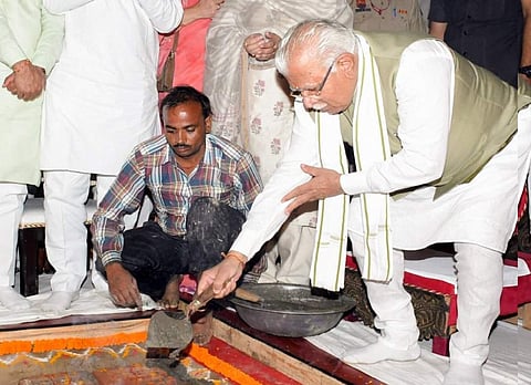 A picture of Haryana Chief Minister Manohar Lal Khattar laying the foundation stone for new medical college at Kaithal.