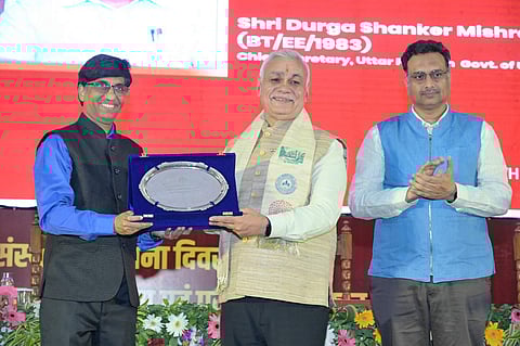 Chief Secretary of Uttar Pradesh, Durga Shanker Mishra, being felicitated with Distinguished Alumnus Award by chief guest Dr Abhay Karandikar | (Pic: IIT Kanpur)