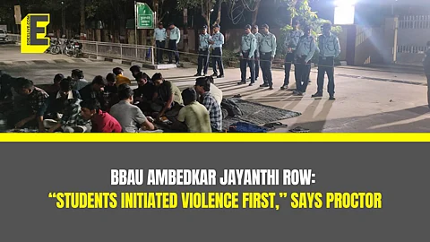 Picture of students on strike in front of Vice-Chancellor's resident.