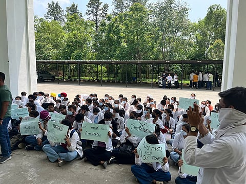 Pathankot: Officials allegedly hurled shoes and verbal abuses at medicos protesting for basic infrastructure