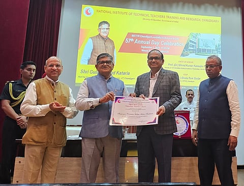 Punjab Governor GC Kataria hands over Outstanding Instituion award to Dr V KarthiKeyan, Thiagarajar Polytechnic Salem