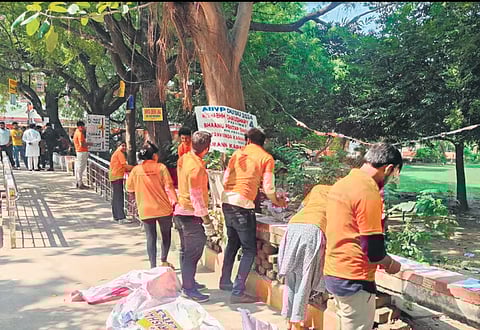ABVP members clean campus