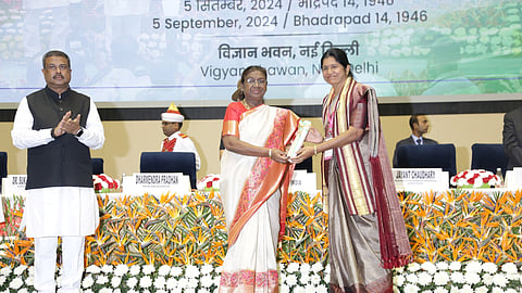 Dr A Gandhimathi, Faculty, Thiagararjar Polytechnic College getting the National Teachers Award 2024 from President Droupadi Murmu