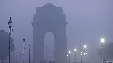 Delhi suffers from low visibility due to cold wave